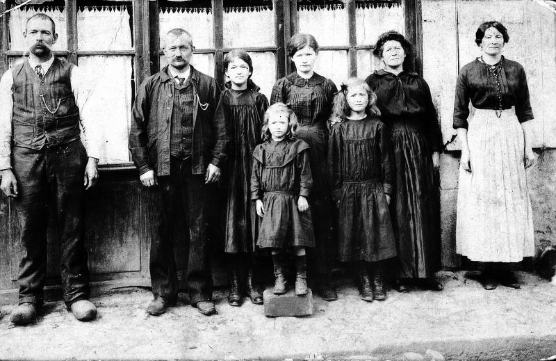 Famille Cassagnes, Galan et serveuse devant une devanture (veirina), à Paris (75), vers 1915