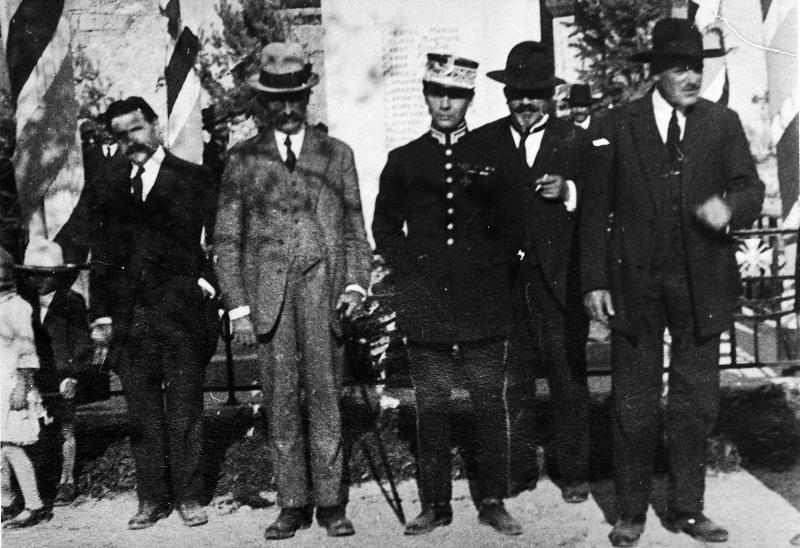  Elus (elegits) et personnalités réunies pour l'inauguration du monument aux morts (monuments als mòrts) de Montézic, 1926
