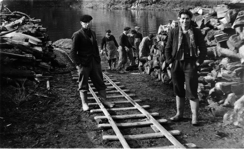  Ouvriers (obrièrs) sur le chantier de construction du pont de Phalip sur le barrage de Couesque, février 1951