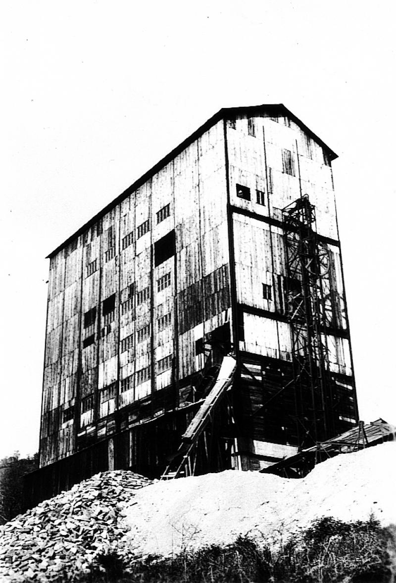Bâtiment construit à Falip pour le concassage des galets (codols) de la Truyère pour la construction du barrage de Couesque, années 1950