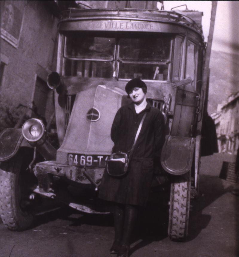 Conductrice de car devant l'autobus, en Viadène (secteur de Saint-Amans des Cots), 1930-1933