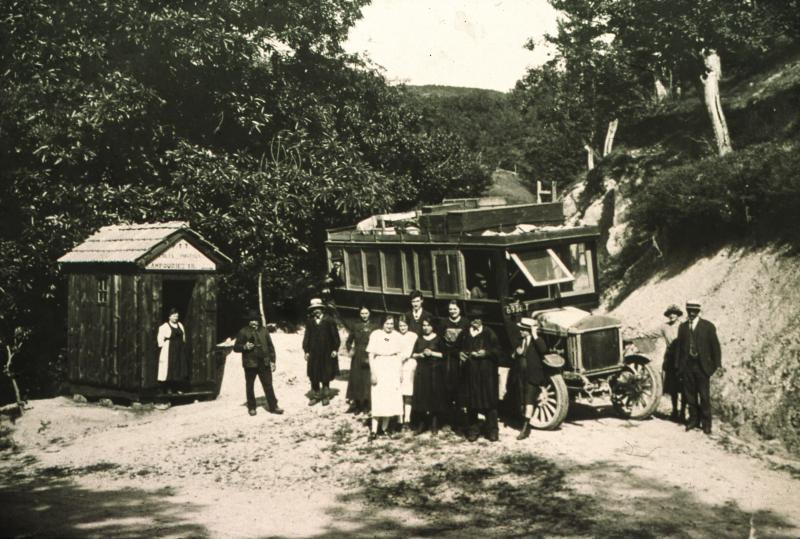 Autobus et passagers devant cabane PTT, colis postaux, Campouriez 