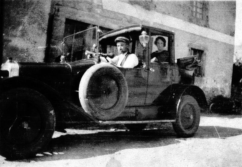 Couple dans une automobile (veitura) à demi décapotée, en Viadène (secteur de Saint-Amans des Cots), 1925-1926