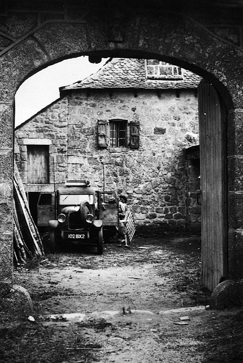 Automobile (veitura) dans la cour du presbytère (caminada), à Saint-Juéry d'Autun, 1945