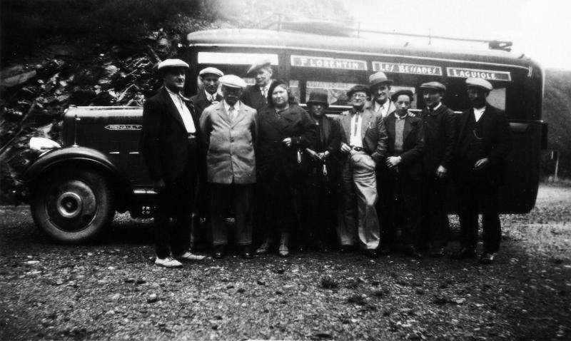 Personnes devant autobus Renault, vers 1930