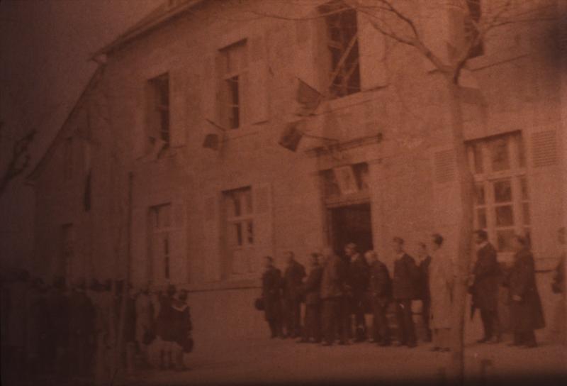  Cérémonie devant mairie (comuna, ostal comun) pavoisée pendant la Seconde Guerre mondiale, 1941