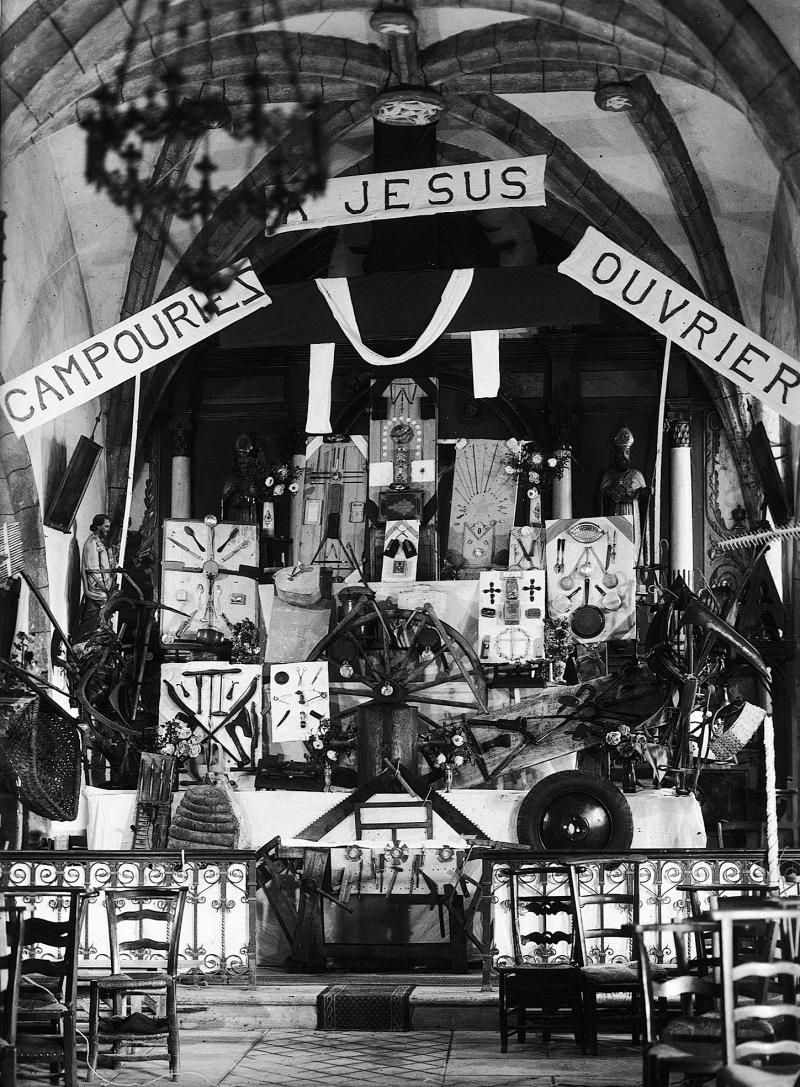 Installation d'objets (apleches, utísses) usuels à l'intérieur de l'église (glèisa) pour une mission, 1936