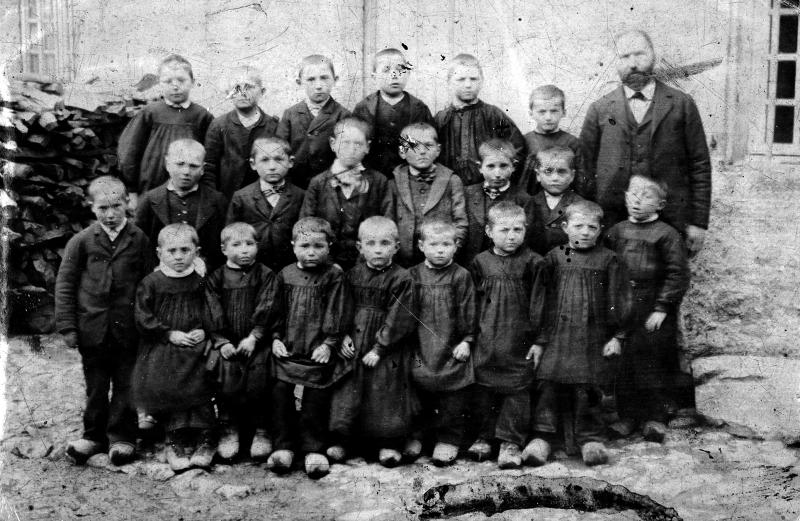 Ecole (escòla) des garçons, 1898