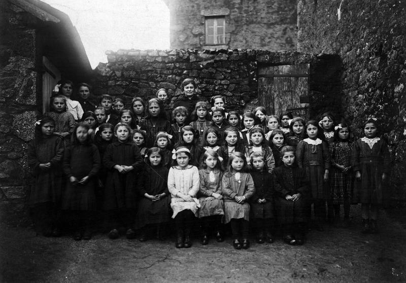  Ecole (escòla) des filles devant un mur (paret) en pierre, 1922