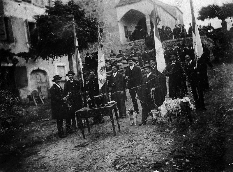 Conscrits offrant à boire sur la place de l'église à la sortie de la messe (sortida de la messa), 1905