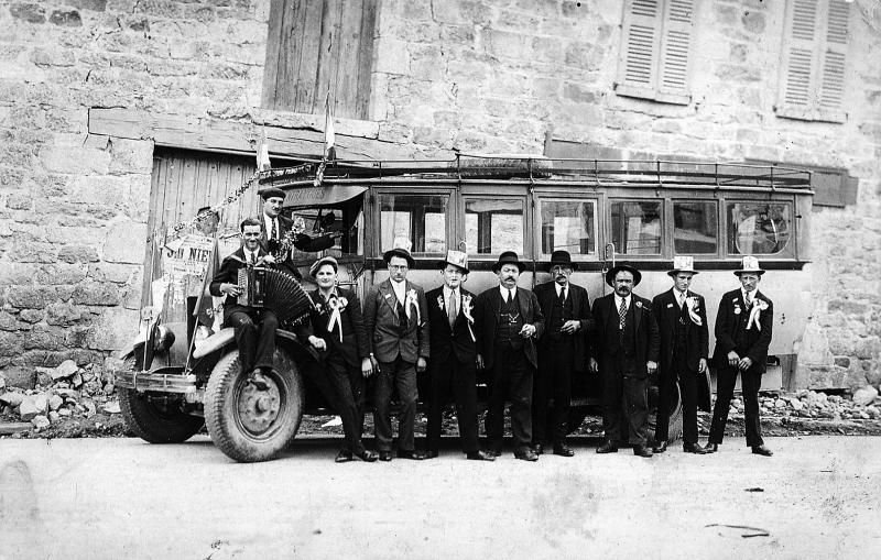 Conscrits  et accordéoniste (acordeonista) devant un autobus pavoisé, 1931