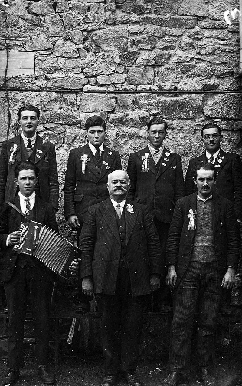 Conscrits et accordéoniste (acordeonista), classe 1937