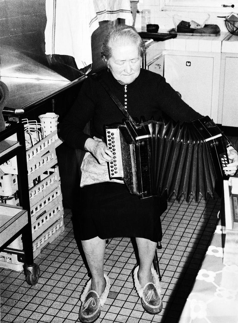Femme jouant de l'accordéon diatonique, 1980