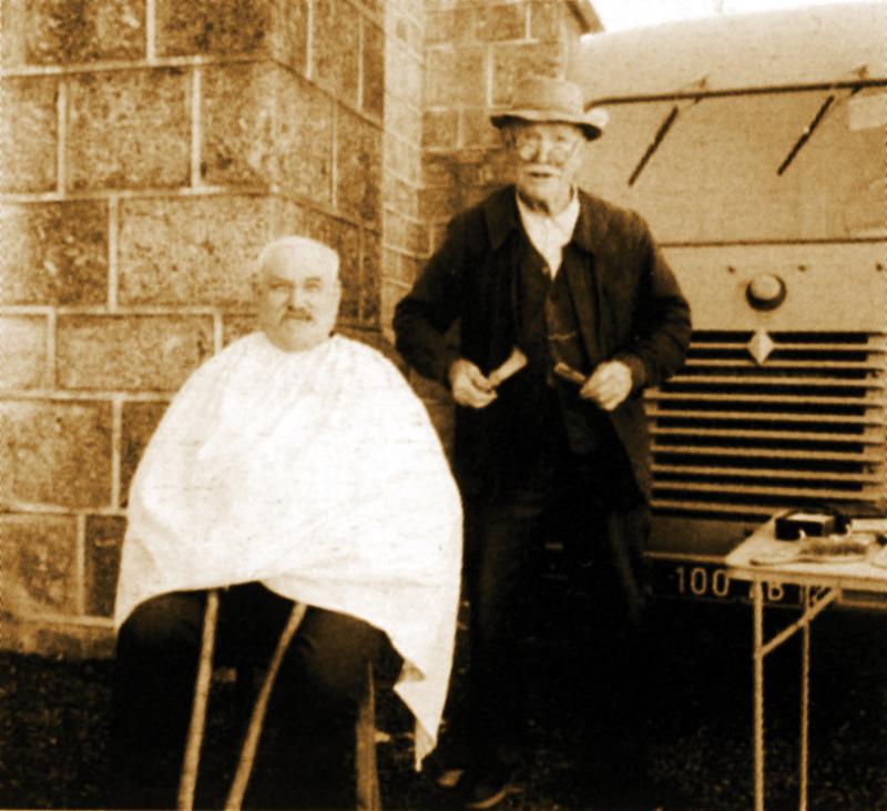  Barbier (barbièr) au travail devant un camion, 1967