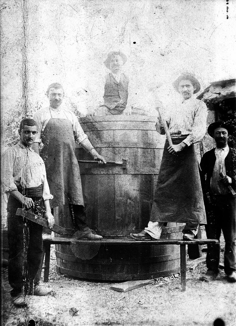  Temps de pause de tonneliers (barricaires) fabricant un foudre, 1906