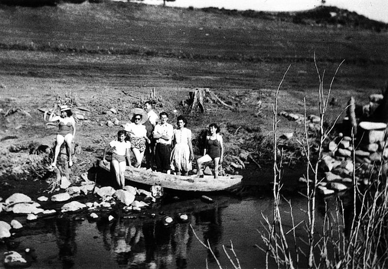 Temps de pause durant pêche aux écrevisses (escaravisssas), au moulin de Maury, vers 1949