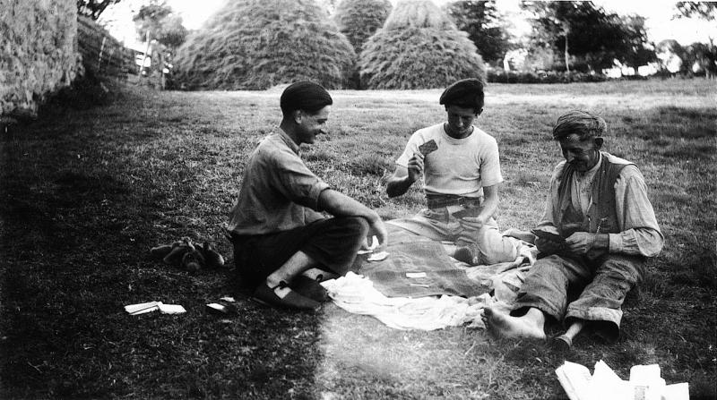 Joueurs de cartes devant gerbiers (plonjons), aux Bories, été 1948