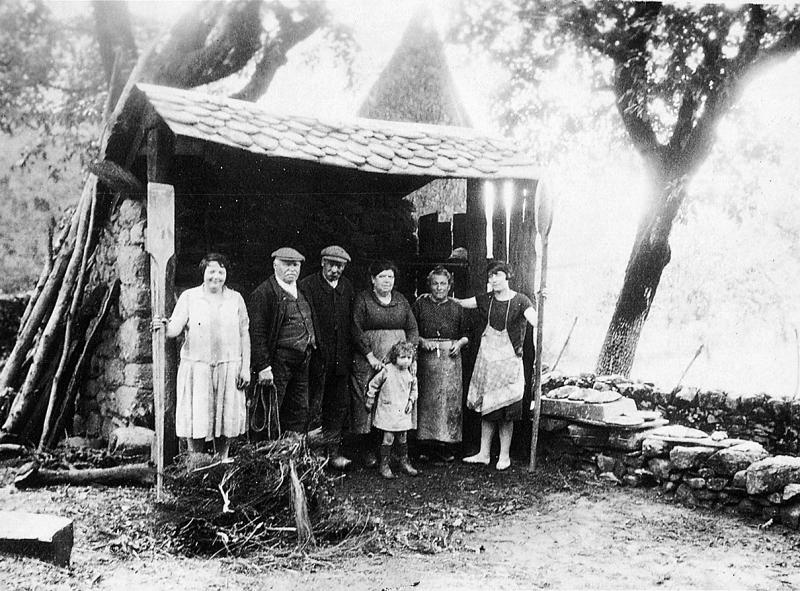 Famille devant four à pain (forn), 1929