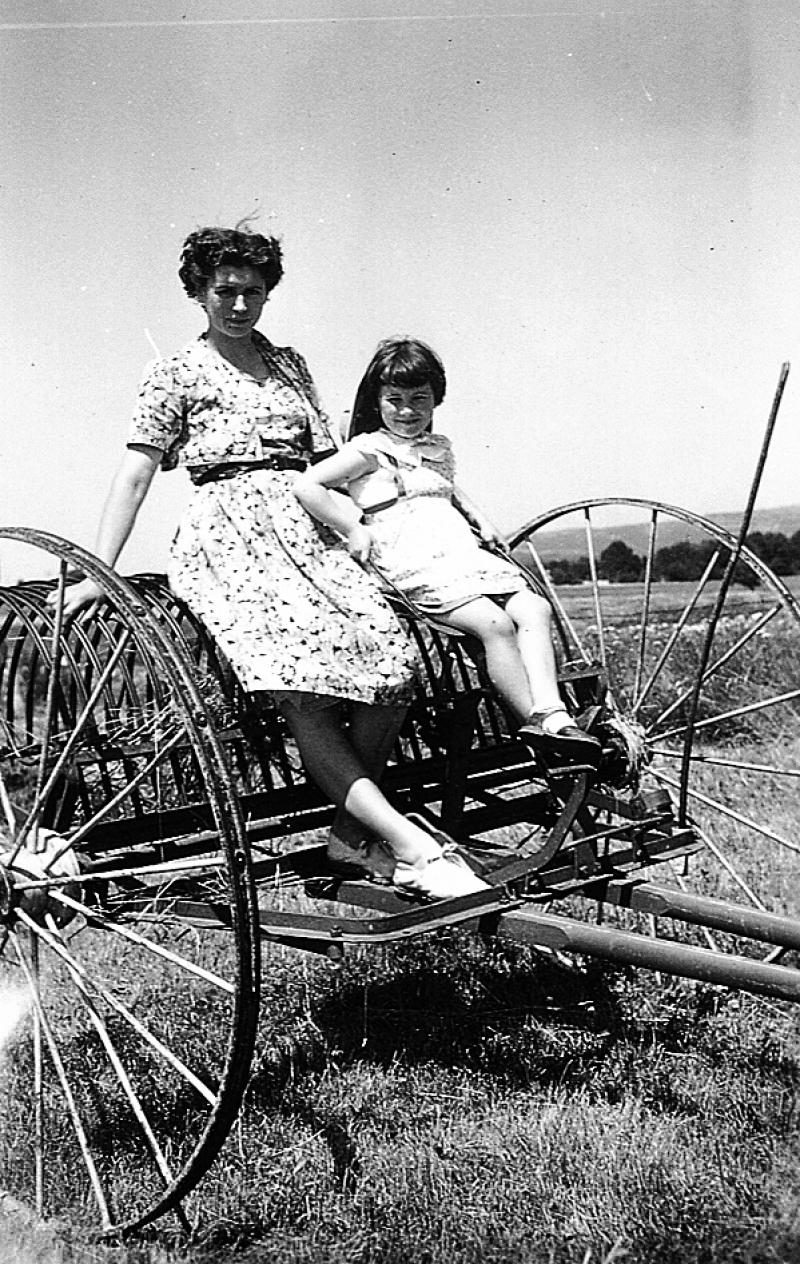 Femme et jeune fille sur râteleuse (rastelaira), en Viadène (secteur de Saint-Amans des Cots), juillet 1954