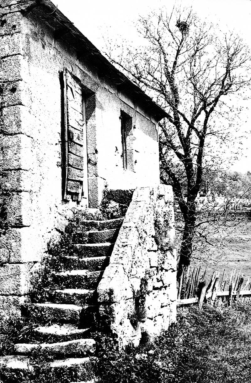Maisonnette (ostalon) avec escalier (escalièr) en pierre, 1970
