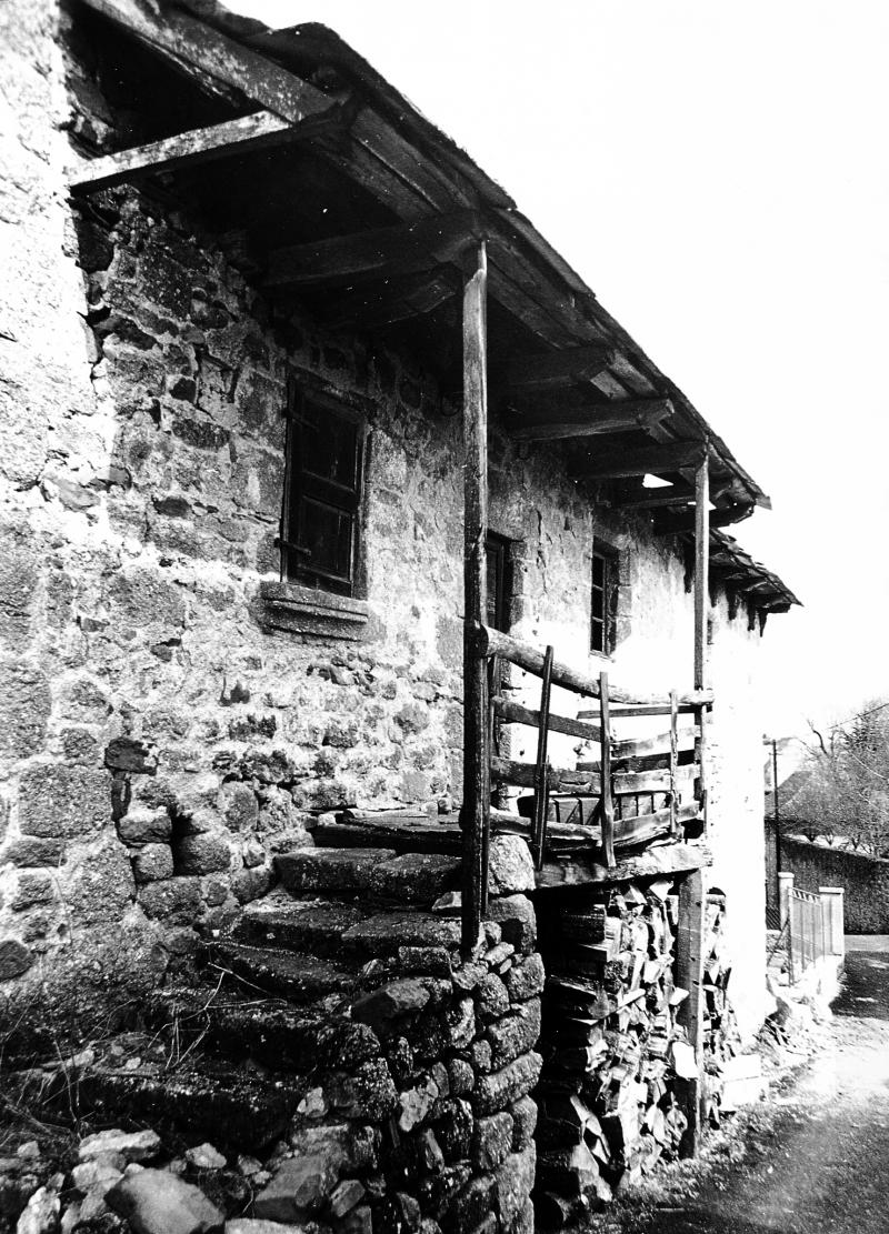  Maisonnette (ostalon) avec escalier (escalièr) en pierre et balcon couvert (balet), en Viadène (secteur de Saint-Amans des Cots)