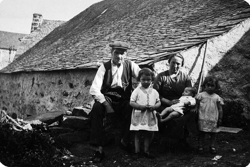 Famille Albouze devant toiture (teulada, tiulada) de grange, août 1936