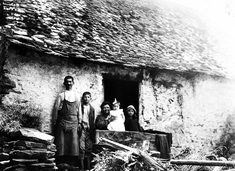 Famille Servières devant un bâtiment (bastiment), à Raygade, 1926