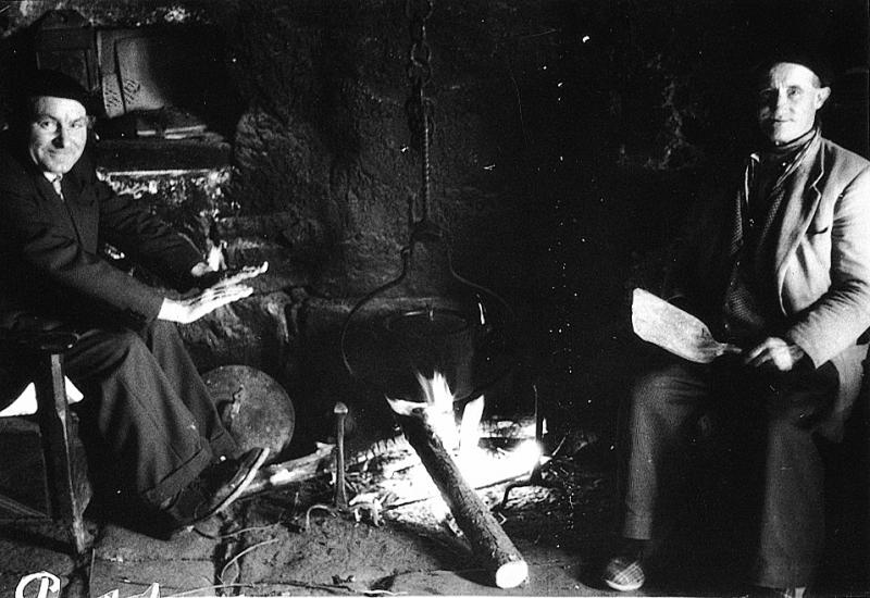 Deux hommes se chauffant au coin du feu (canton), à La Maurélie, 1957