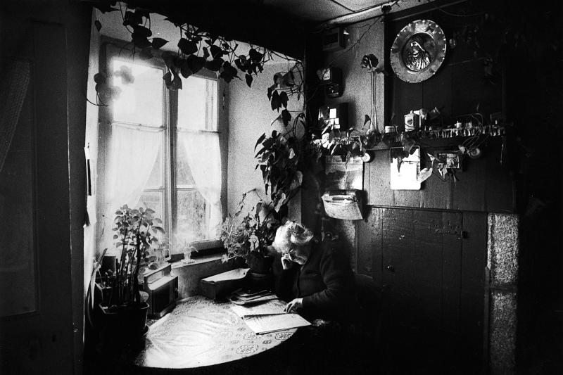  Femme lisant le journal (jornal) devant l'embrasure d'une fenêtre, 1978