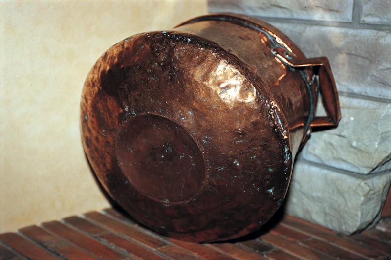  Dessous d'un seau (farrat ou ferrat, siau) à eau en cuivre avec poignées pour le transport de l'eau, en Viadène, secteur de Saint-Amans des Cots), novembre 1999