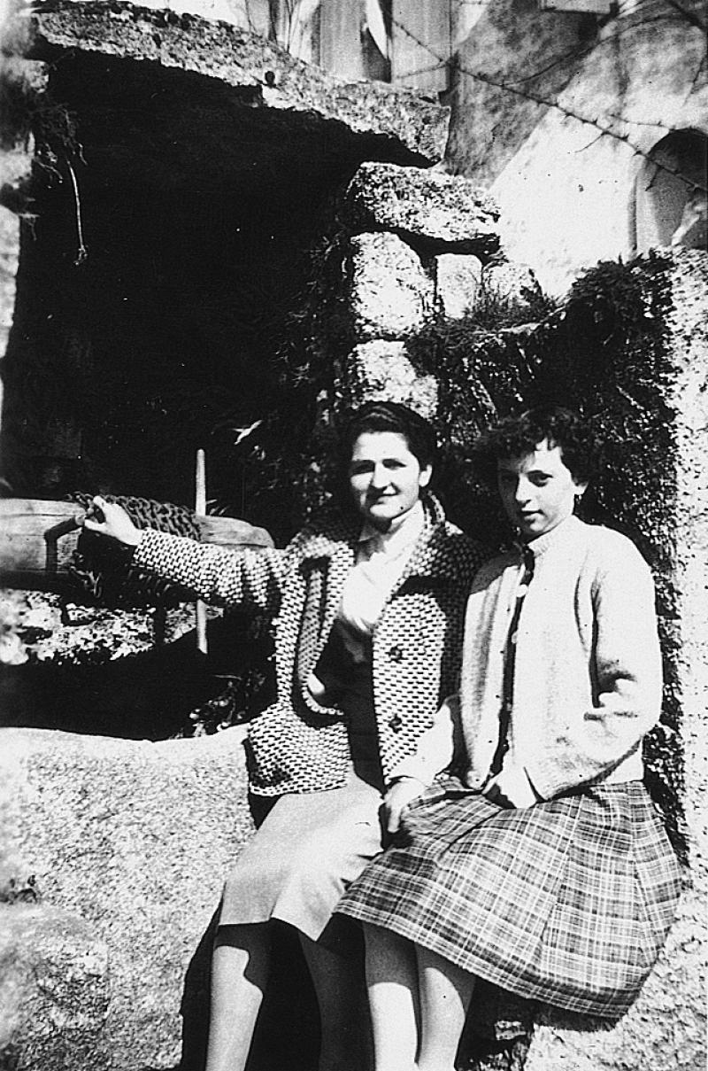 Deux filles assises devant un puits (potz), en Viadène (secteur de Saint-Amans des Cots)