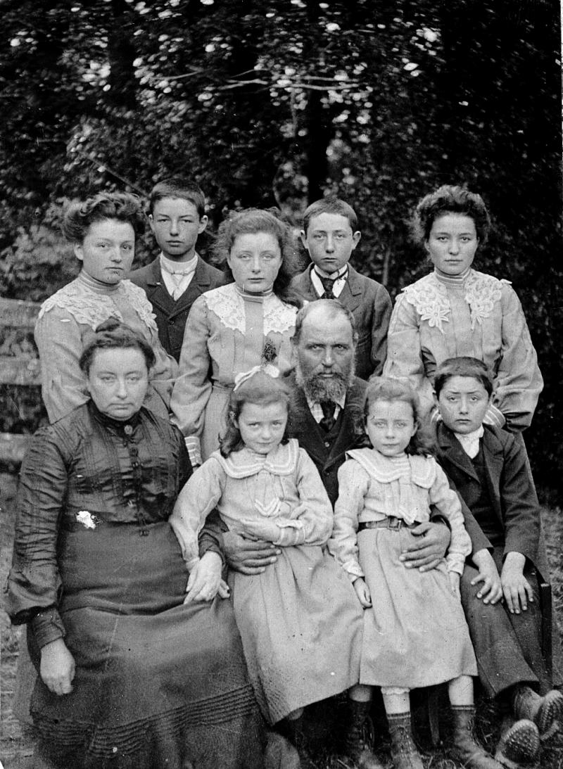Couple et huit enfants, en Viadène (secteur de Saint-Amans des Cots)