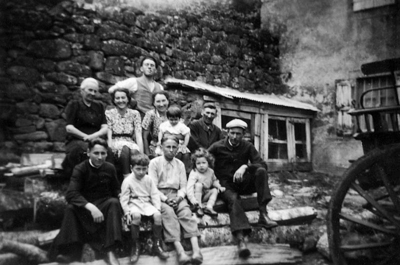 Famille Volpelier devant clapiers ou poulailler (galinièr, polalhièr) grillagé, à Recoules, 1941