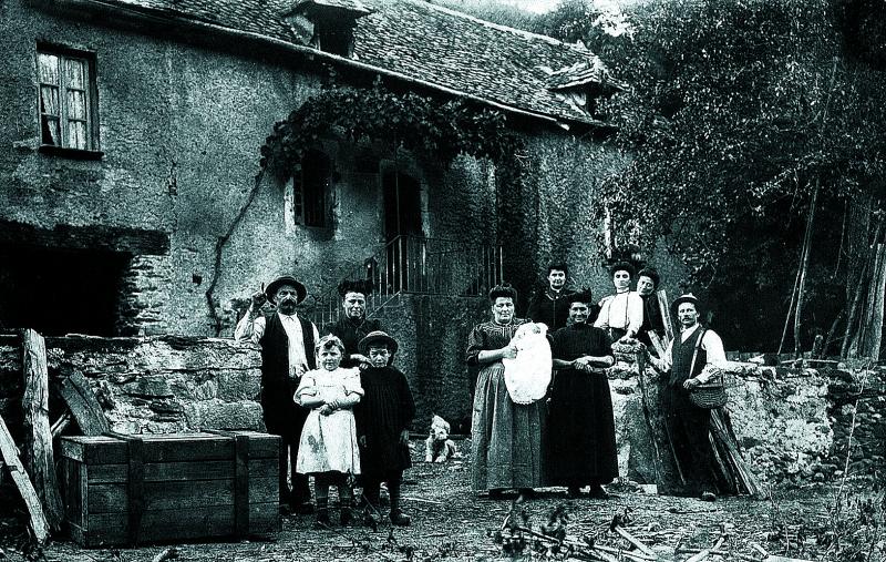 Nourrisson et sa famille devant la maison (ostal), en Viadène (secteur de  Saint-Amans des Cots) | Occitan Aveyron