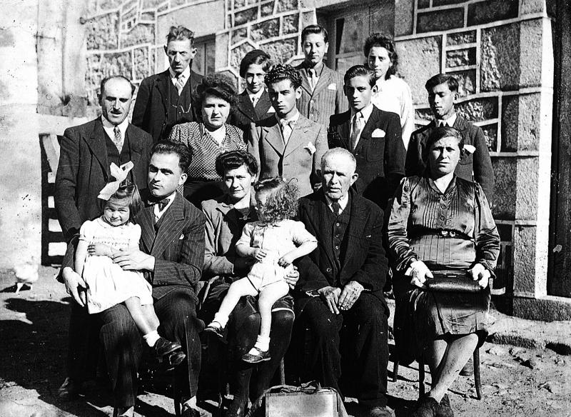 Famille de quinze personnes, en Viadène (secteur de Saint-Amans des Cots), 18 septembre 1945