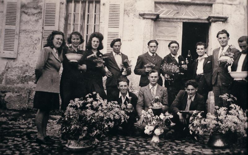Jeunesse avec bouquets devant porte d'entrée de maison (ostal), aux Tours