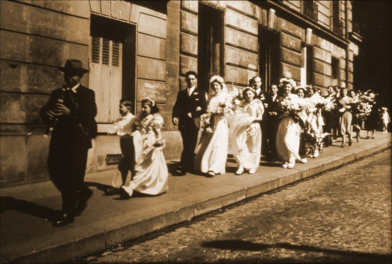 Cortège du mariage Dubuis-Moisset avec joueur de cabrette (cabretaire), à Paris (75), 1939