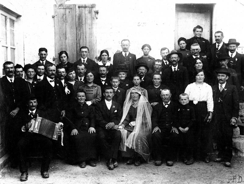 Mariage Recoussines-Tarral avec accordéoniste (acordeonista) devant façade de maison (ostal), 1919