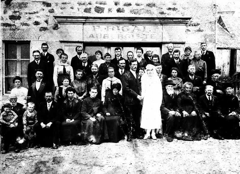 Mariage Mestre devant la devanture (veirina) d'un aubergiste (aubergista), en Viadène (secteur de Saint-Amans des Cots), 1920