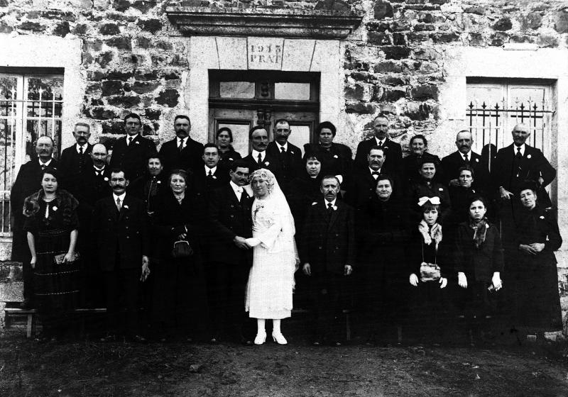 Mariage devant porte d'entrée de maison (ostal), en Viadène (secteur de Saint-Amans des Cots)