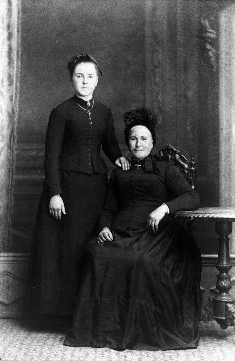 Deux femmes dont une avec coiffe (còfa), 1892