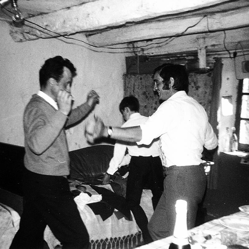Danseurs (dançaires) de bourrée (borrèia) à l'intérieur d'une maison (ostal), à Bez-Bédène, vers 1960