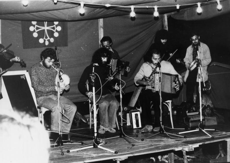  Les Perlimpinpin folk se produisant sur scène (empont), juillet 1974