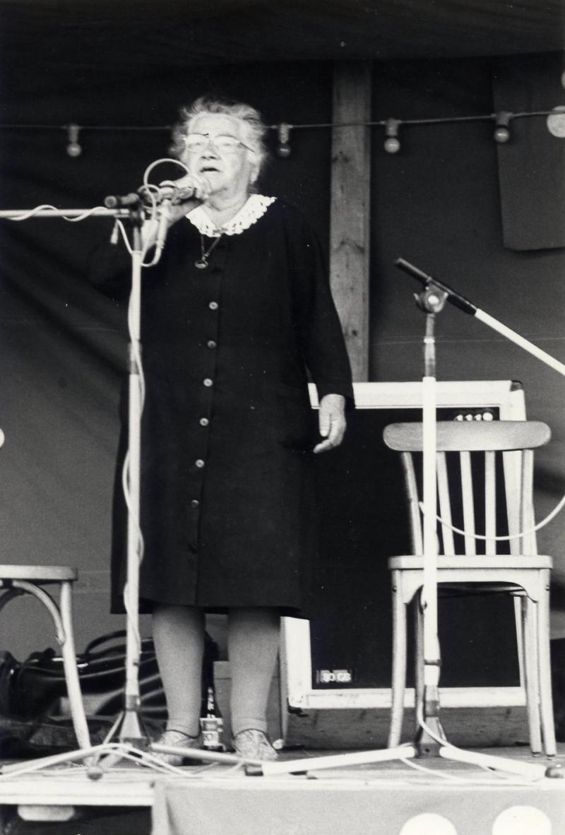 Louise Reichert, chanteuse (cantaira), se produisant sur scène (empont), juillet 1974