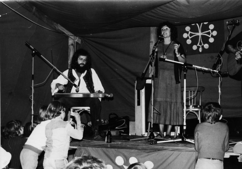  Rosina de Pèira, chanteuse (cantaira), se produisant sur scène (empont), juillet 1974