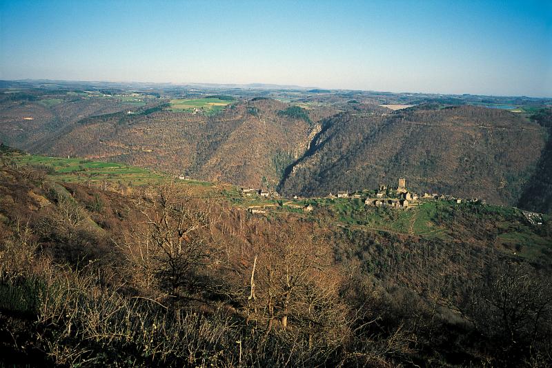  Château (castèl) de Valon, vallée (valòia) de la Truyère et étang (estanh) de Montézic, avril 1995