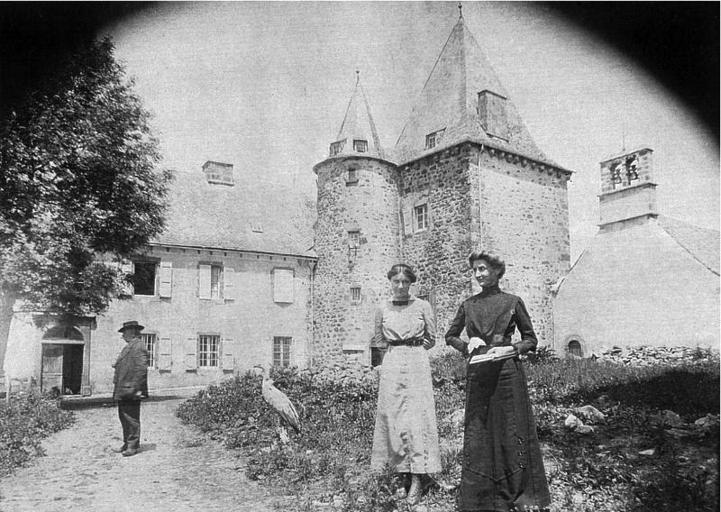  Personnes devant château (castèl), à Cantoinet, vers 1914