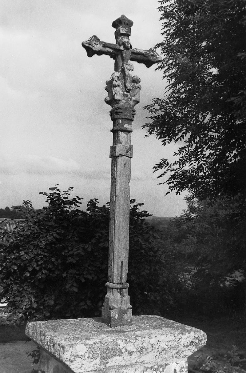 Croix (crotz) en pierre du XVe siècle