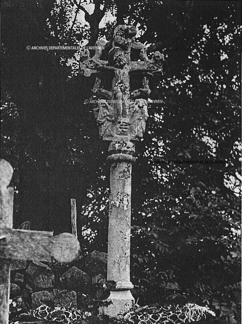 Croix (crotz) en pierre, à Sévérac-Bedène, XVe siècle