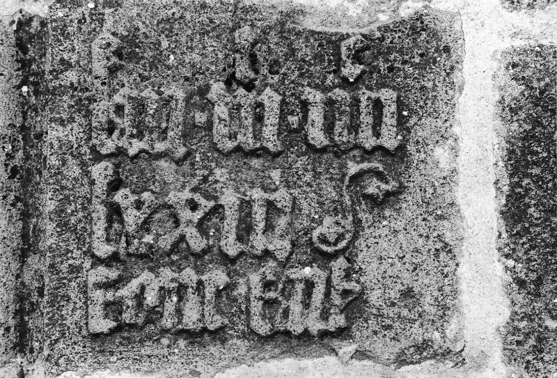 Inscription en occitan sculptée en haut relief sur une pierre historiée 1473